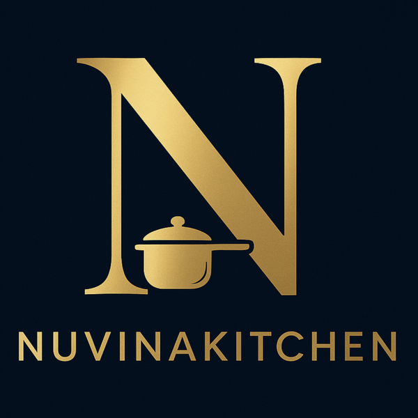 Logo von Nuvina Kitchen: Ein goldenes, stilisiertes N mit einem Kochtopf integriert, darunter der Schriftzug ‚NUVINAKITCHEN‘ auf dunkelblauem Hintergrund.