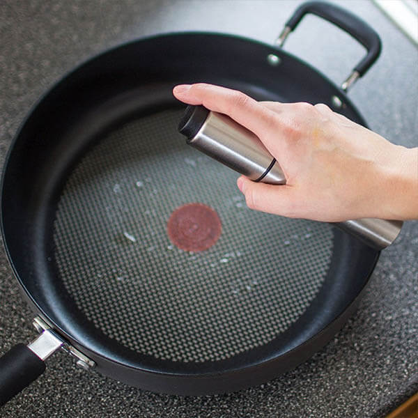 Spray d'huile dans une bouteille en acier inoxydable